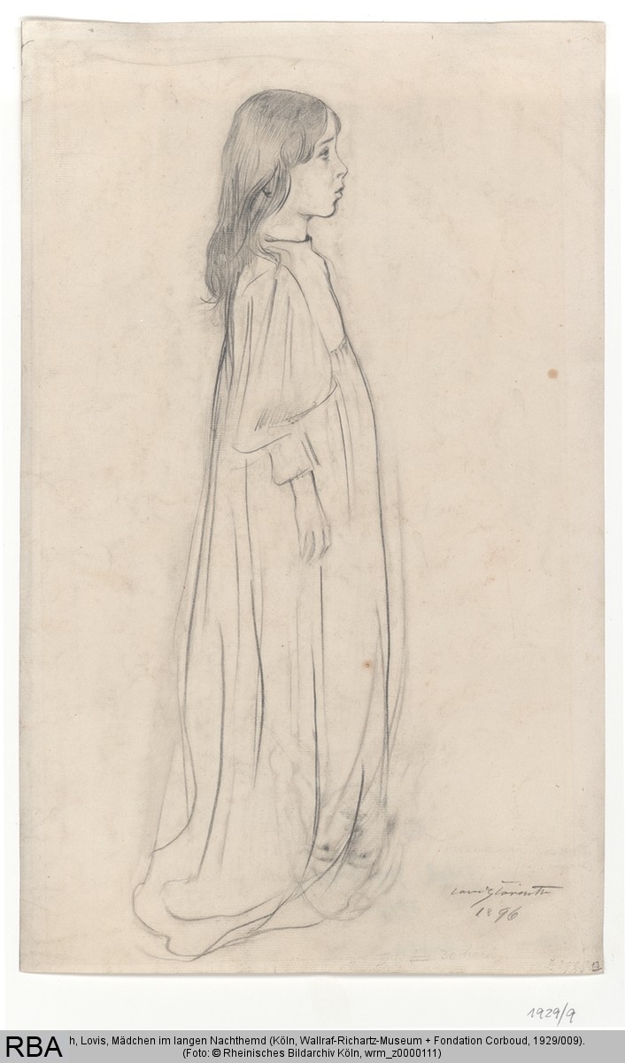 Mädchen im langen Nachthemd